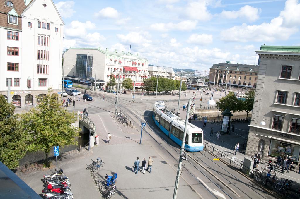 Hotel Pigalle Gothenburg Bagian luar foto The tram at the central station