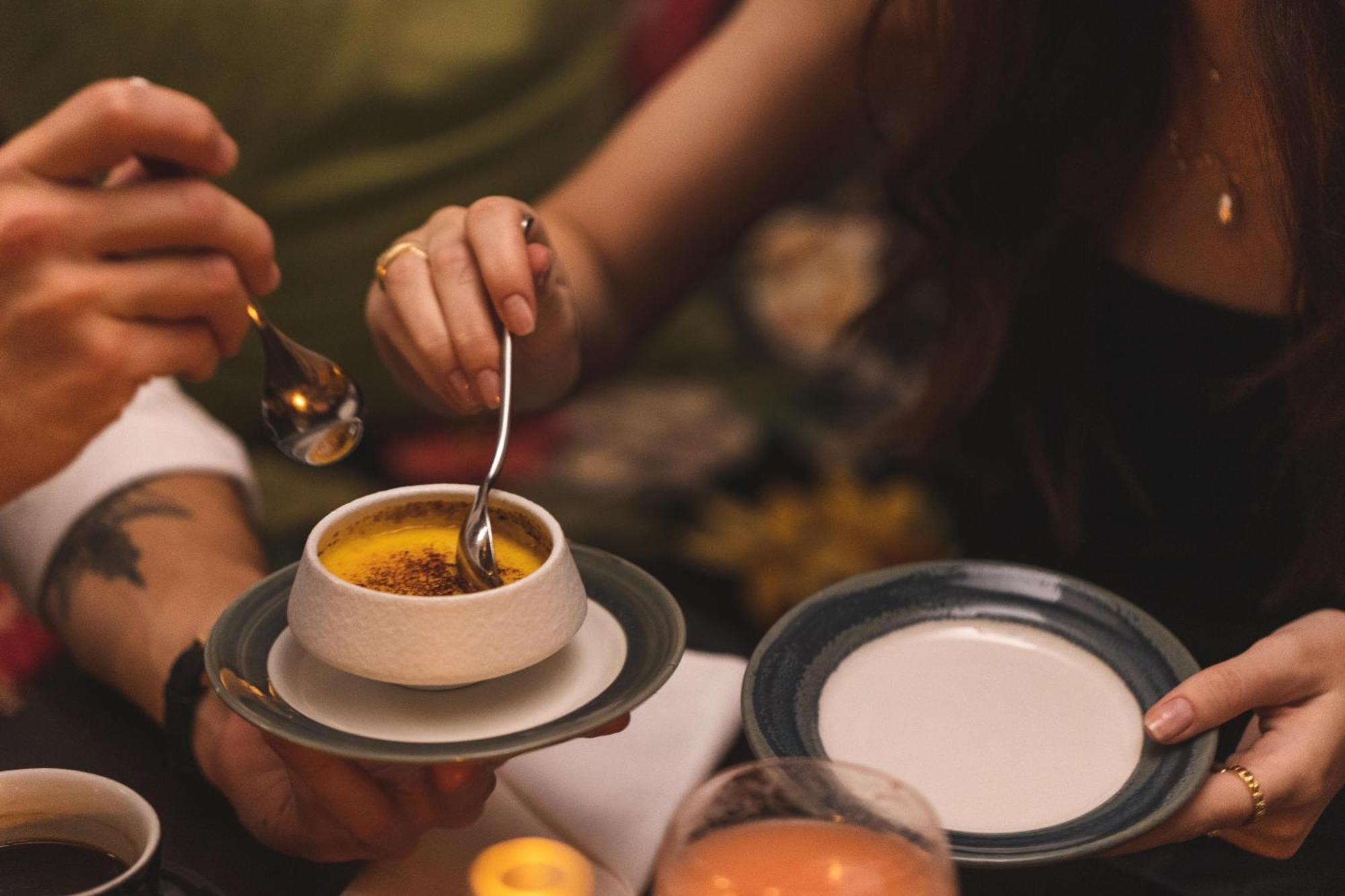 Hotel Pigalle Gothenburg Bagian luar foto A woman using a spoon to eat a dessert