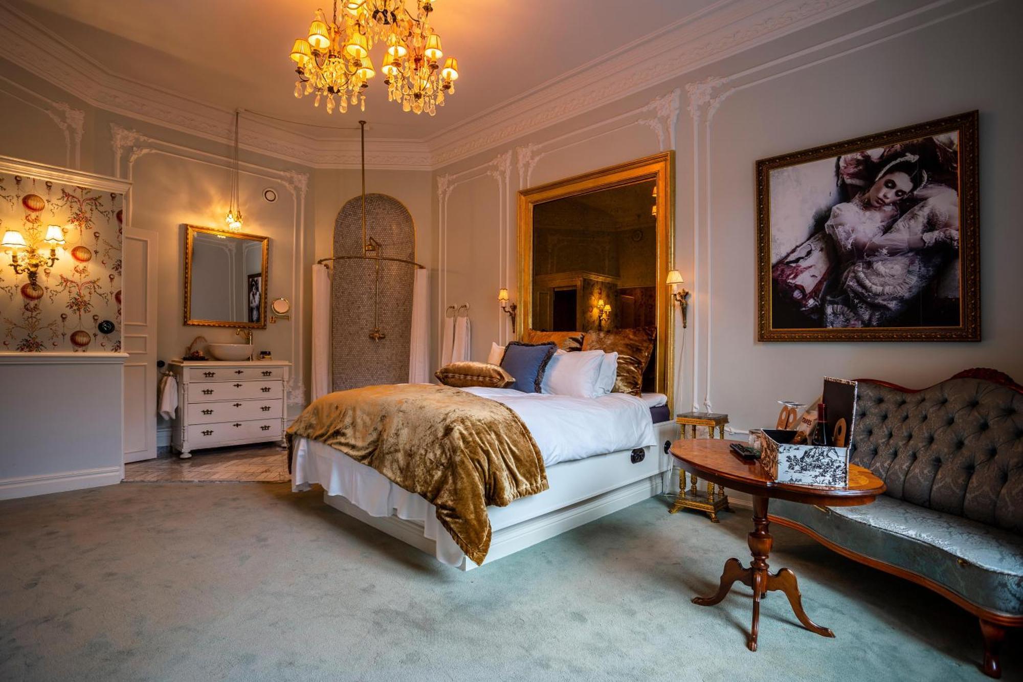 Hotel Pigalle Gothenburg Bagian luar foto The bedroom of the suite