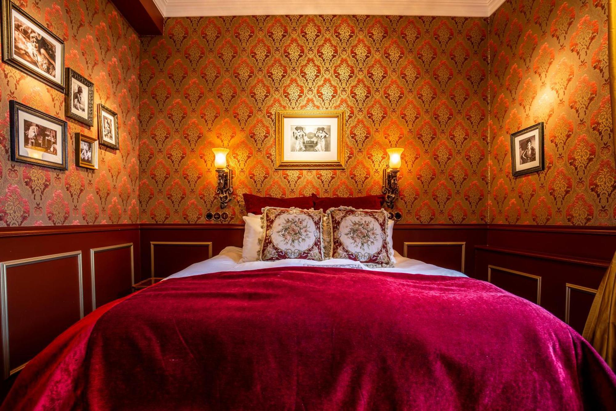 Hotel Pigalle Gothenburg Bagian luar foto A bedroom at the hotel