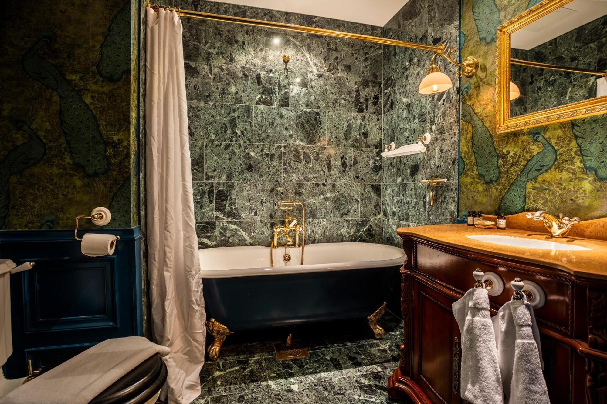 Hotel Pigalle Gothenburg Bagian luar foto Bathroom