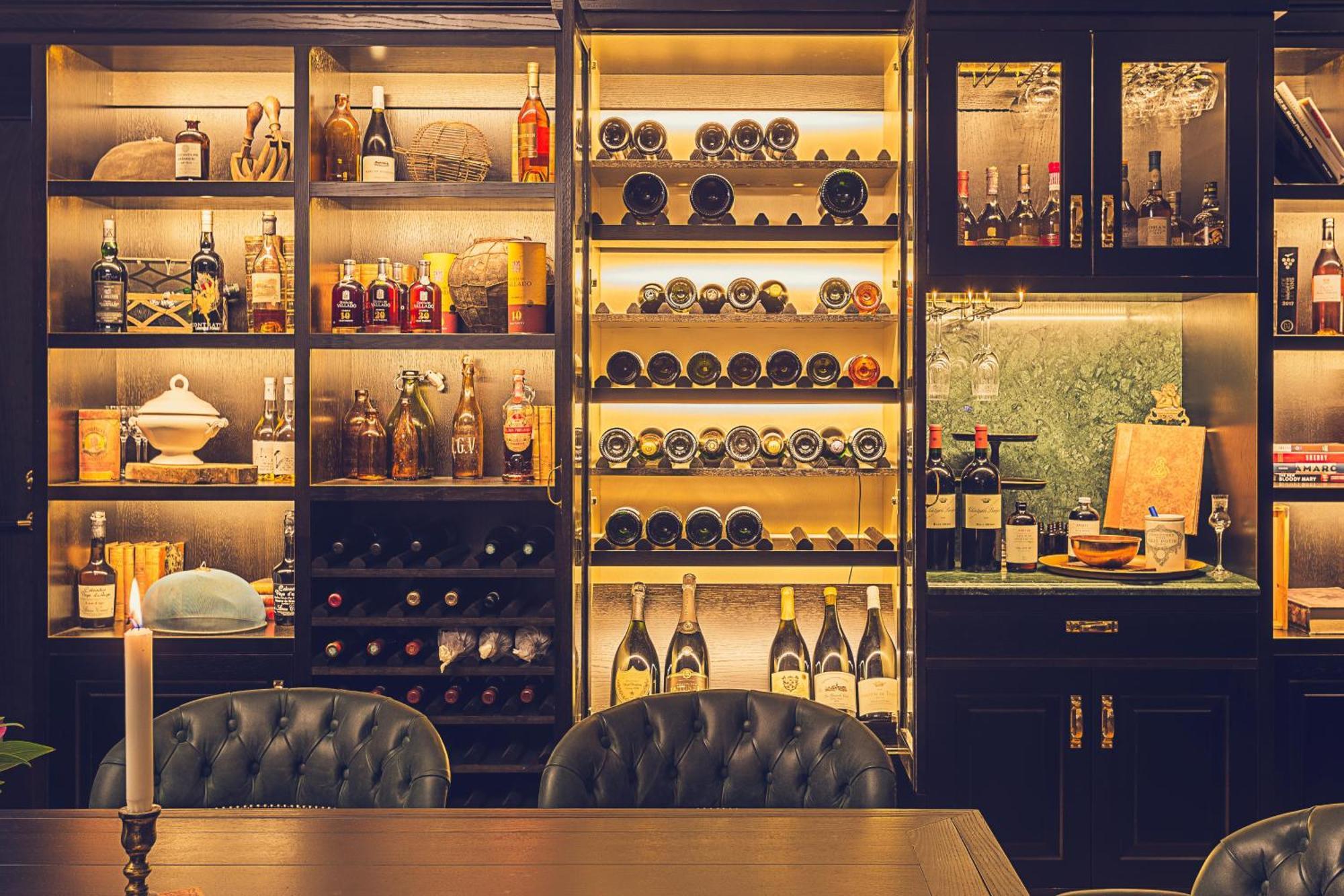 Hotel Pigalle Gothenburg Bagian luar foto Wine and spirits at the bar