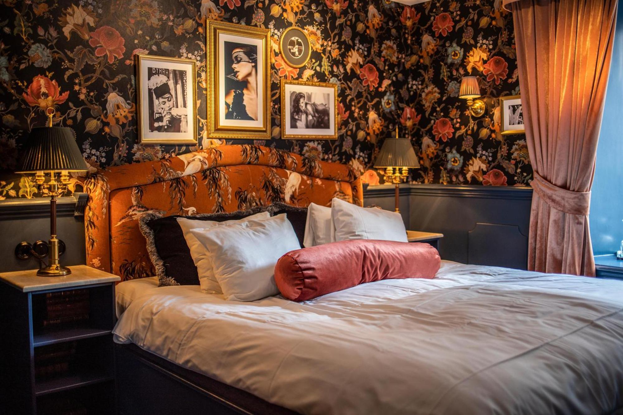 Hotel Pigalle Gothenburg Bagian luar foto A bedroom at The Ivy Hotel