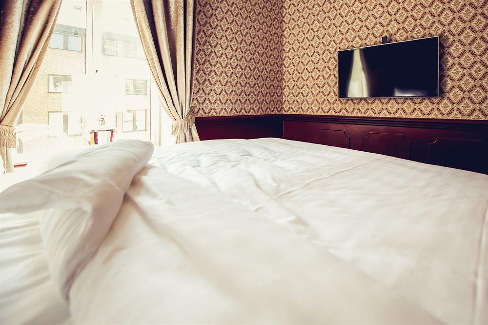 Hotel Pigalle Gothenburg Bagian luar foto A bed