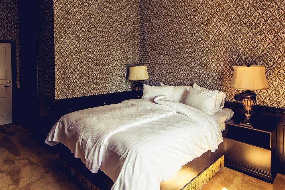 Hotel Pigalle Gothenburg Bagian luar foto A bed with a duvet